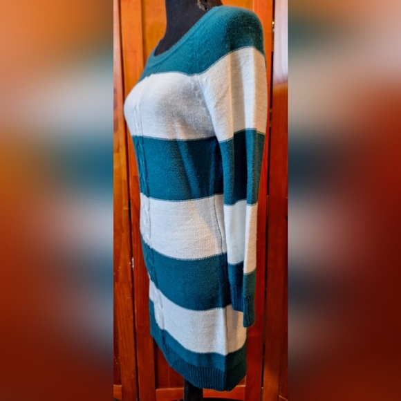 MADE FOR ME TO LOOK AMAZING sweater dress. Size: L - Picture 3 of 6